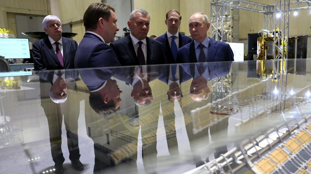Putin aims to have Russian space station by 2027
